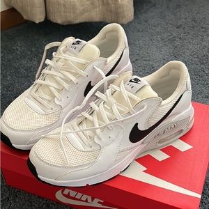 Nike Air Max Excee - Lightly used - Men’s Size 9 US - Black & White
